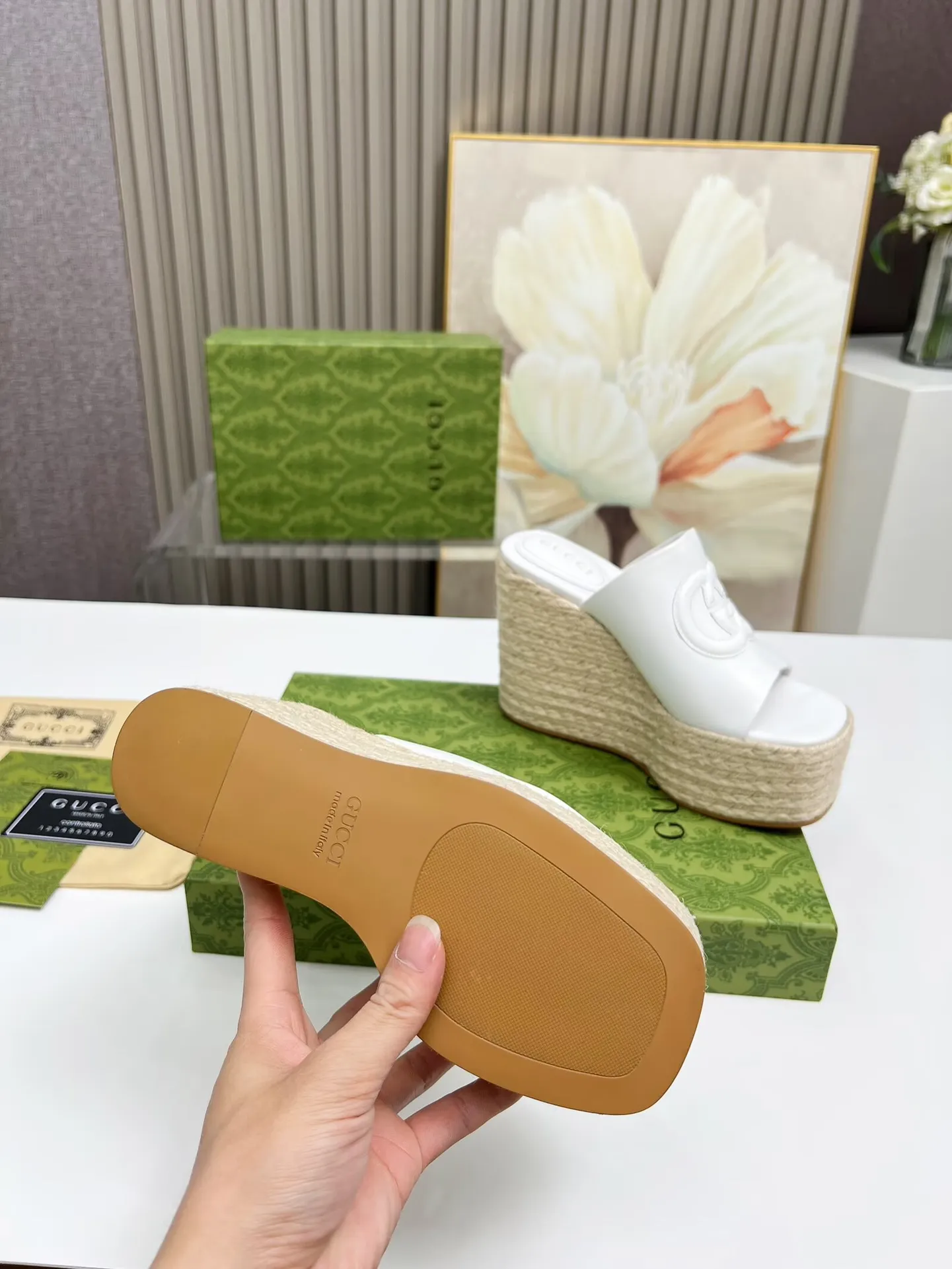 👟👟Ex-factory price 460👟👟 Gucci's new slippers, fashionable, high-end and full of personality✅ Very stable, comfortable and durable for daily use, convenient and unique for daily matching, a must-have classic for summer, the upper is made of GUCCI brand stitching Fabric: cowhide Lining/foot pad: sheepskin Water platform height: 11cm Color: black, white, brown Code number: 35-42 (41 and 42 need to be customized) Packaging: Comes with cloth bag and card.
